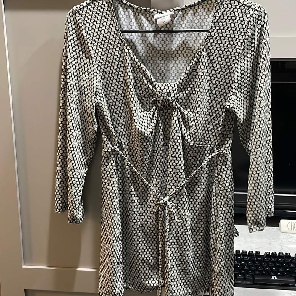 Women’s maternity top size medium. Oh Baby by Motherhood brand.